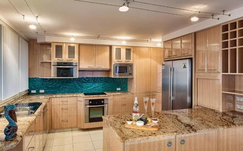 1 Bedroom Penthouse Apartment, Dorchester On The Beach