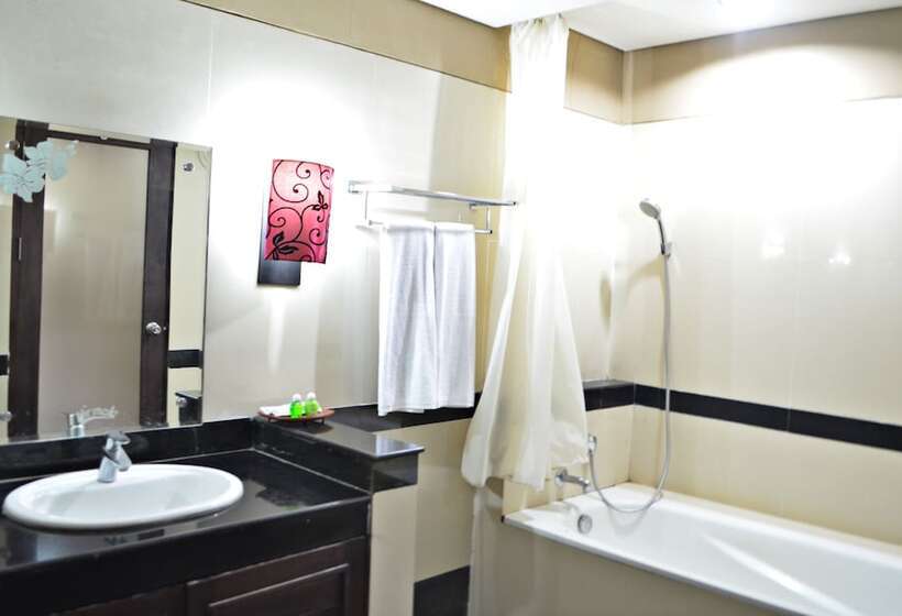 Номер Deluxe, Nirmala Hotel & Convention Centre