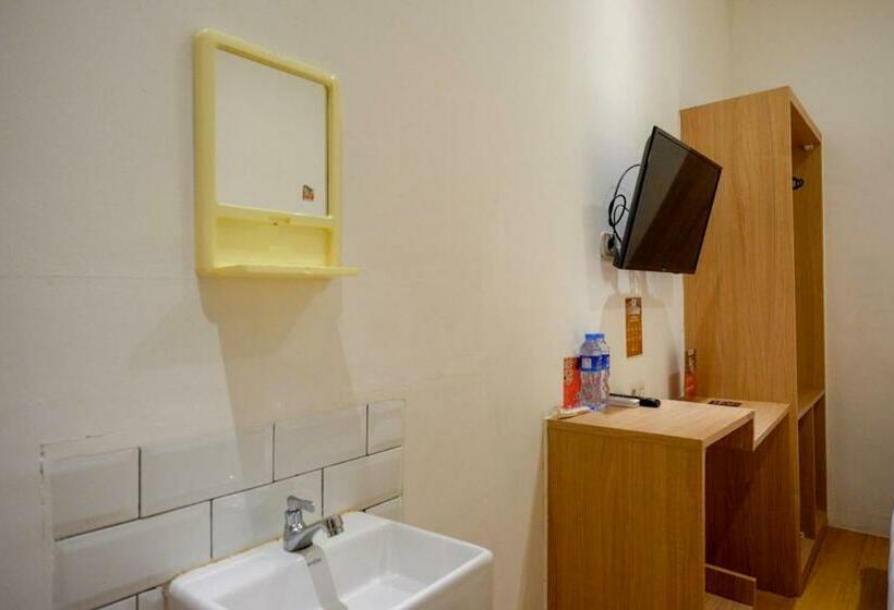 Номер Superior, Reddoorz Plus @ Losari Makassar