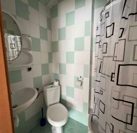 Quarto Estandar com Sacada, Pokoje Gościnne Estera