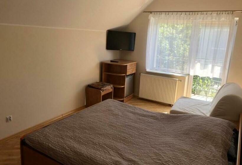 Quarto Triplo Estandar com Sacada, Pokoje Gościnne Estera