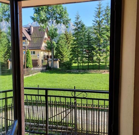 اتاق خانوادگی, Willa Szafran