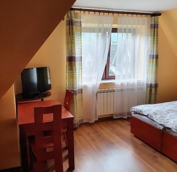 اتاق استاندارد سه نفره, Willa Szafran