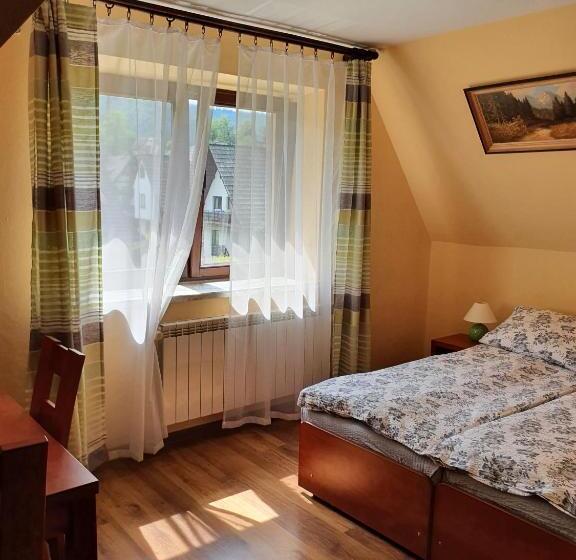 اتاق استاندارد سه نفره, Willa Szafran