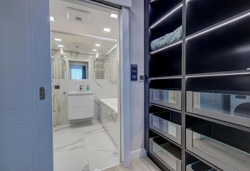 Ullakkohuone, Apartamenty Rondo