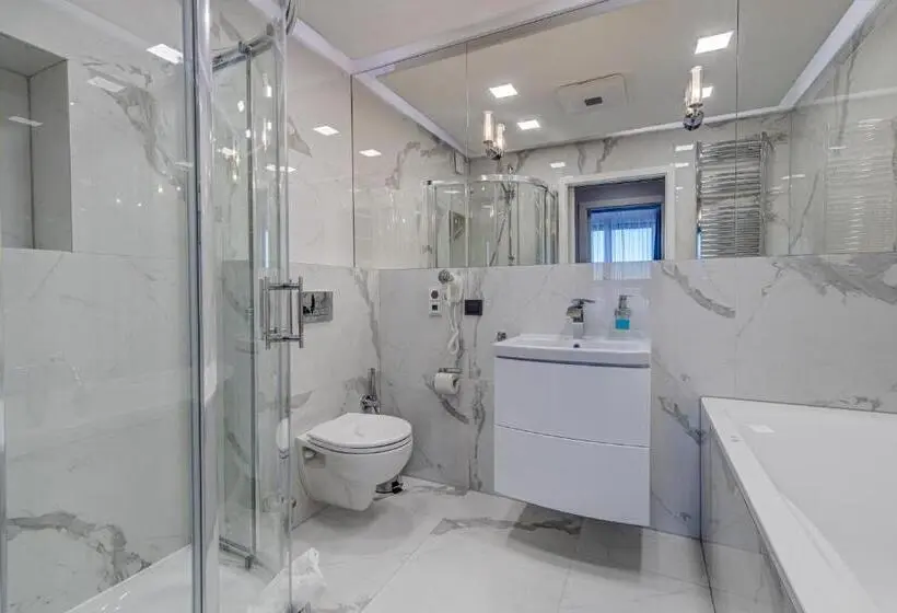 Ullakkohuone, Apartamenty Rondo