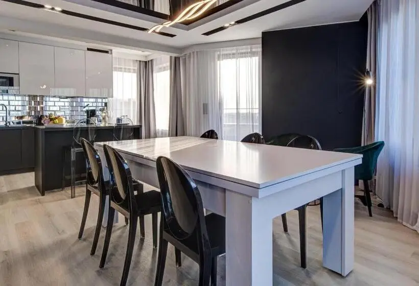 Ullakkohuone, Apartamenty Rondo