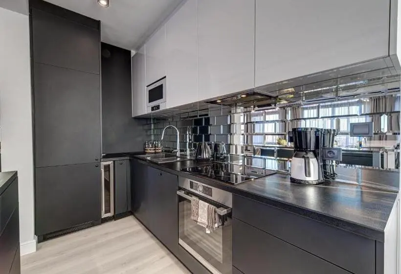 Ullakkohuone, Apartamenty Rondo
