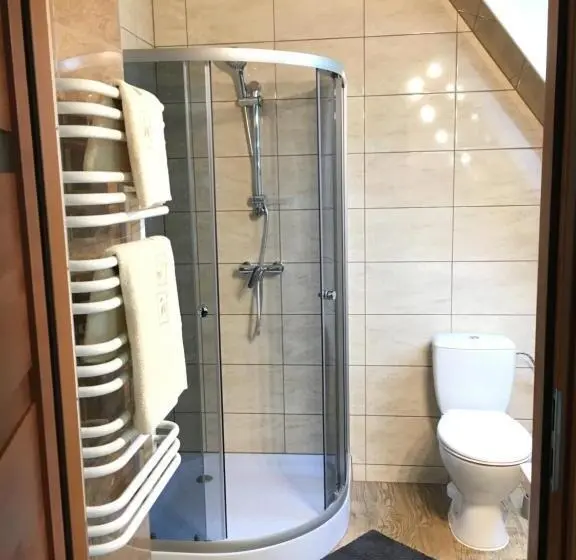 Standard Kolmen Hengen Huone, Pod Limbami