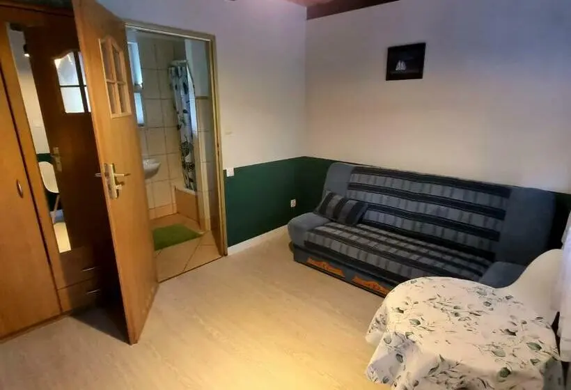 Classic Neljän Hengen Huone, Mazurski Kubryk