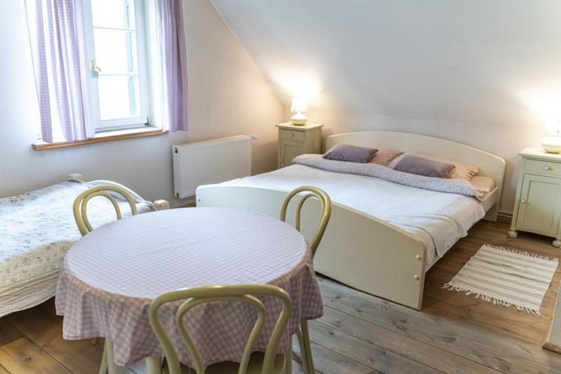 חדר סטנדרט לארבעה, Pod Lipami