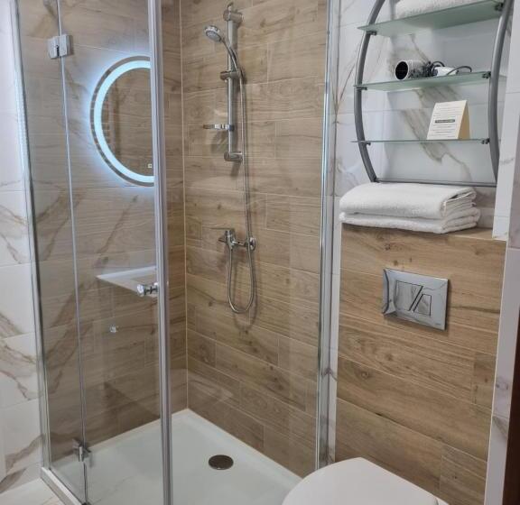 غرفة قياسية ثلاثية, Gościniec Groblice