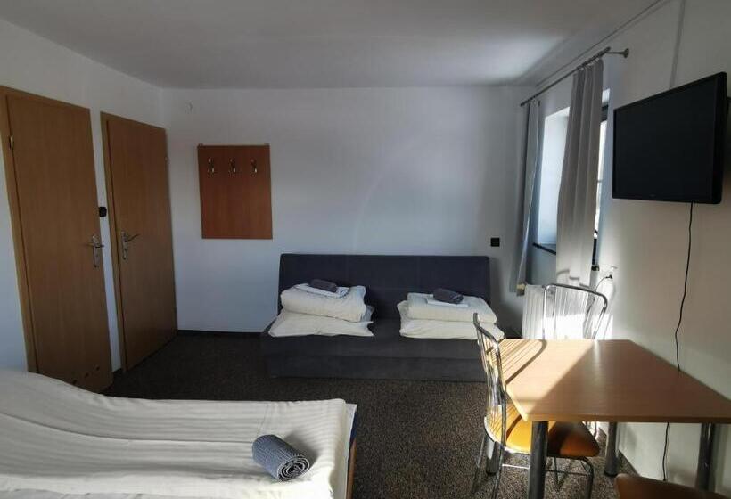 חדר סטנדרט לארבעה, Straszny Dwór