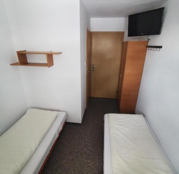 חדר בסיסי, Straszny Dwór