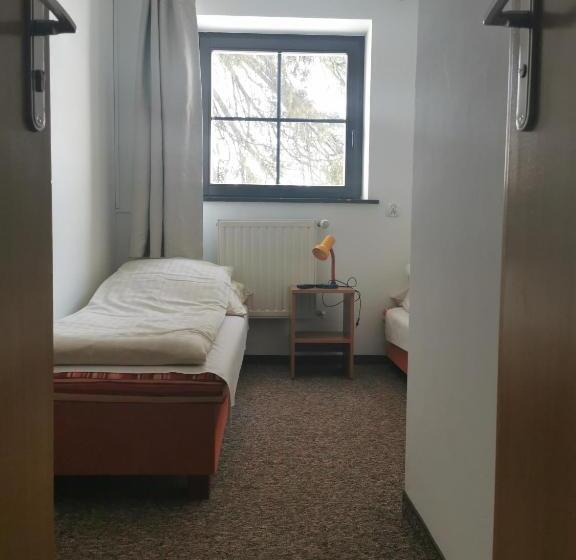 חדר בסיסי, Straszny Dwór