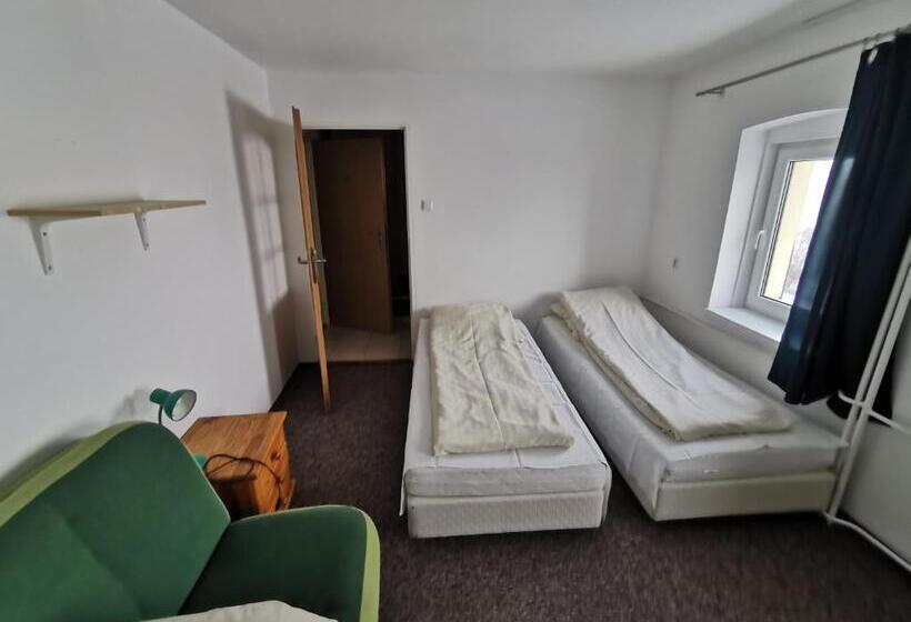 חדר סטנדרט לארבעה, Straszny Dwór