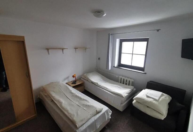 חדר סטנדרט לשלושה, Straszny Dwór