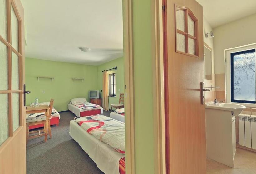 חדר סטנדרט לארבעה, Straszny Dwór