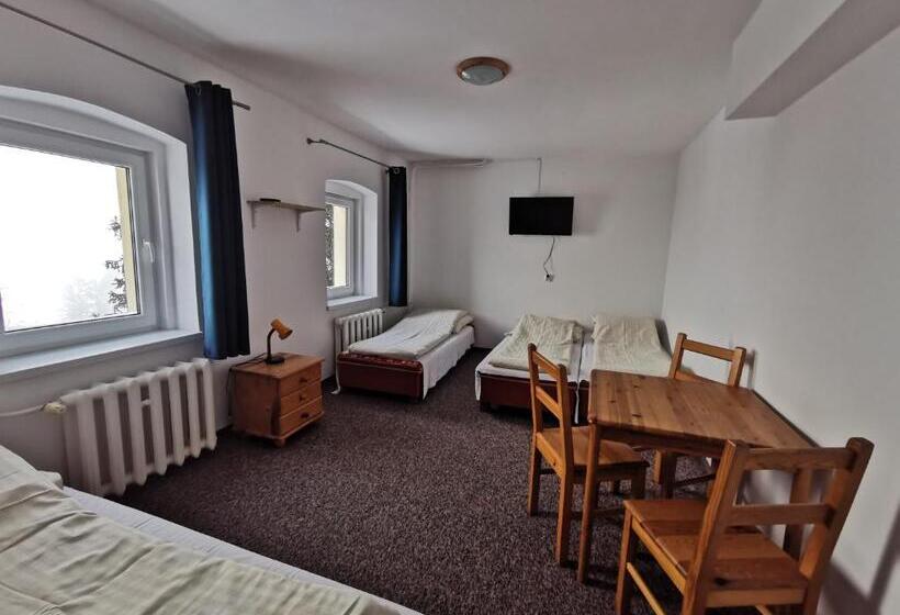 חדר סטנדרט לארבעה, Straszny Dwór