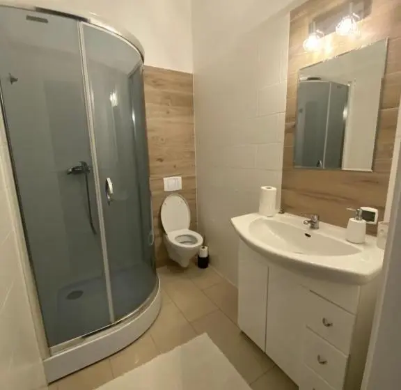 スタンダードスタジオ, Apartamenty I Pokoje „pod Jedynką”