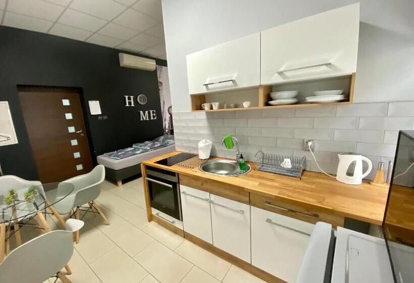 استودیوی استاندارد, Apartamenty I Pokoje „pod Jedynką”