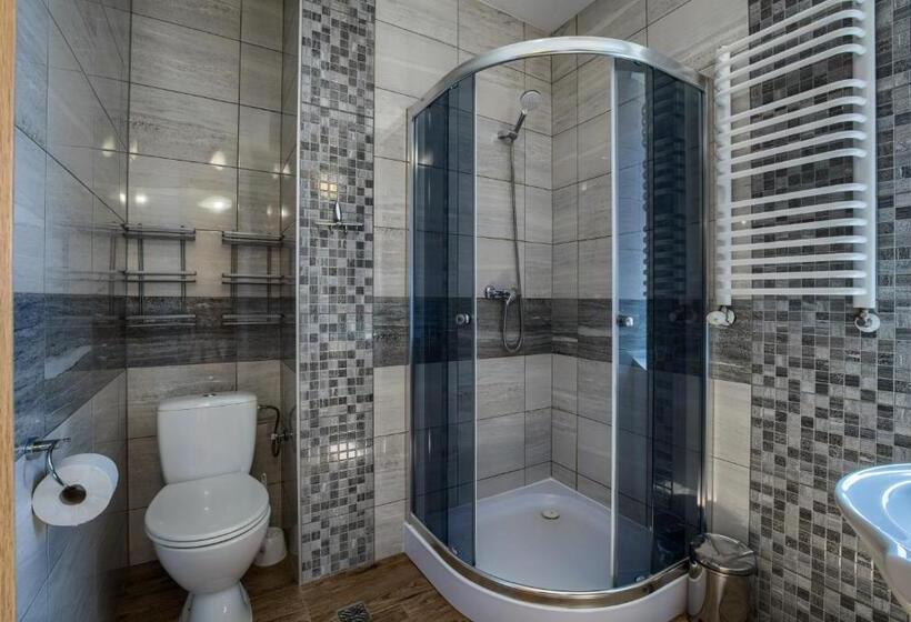 غرفة عائلية مطلّة علي الجبل, Schronisko Pttk Trzy Korony