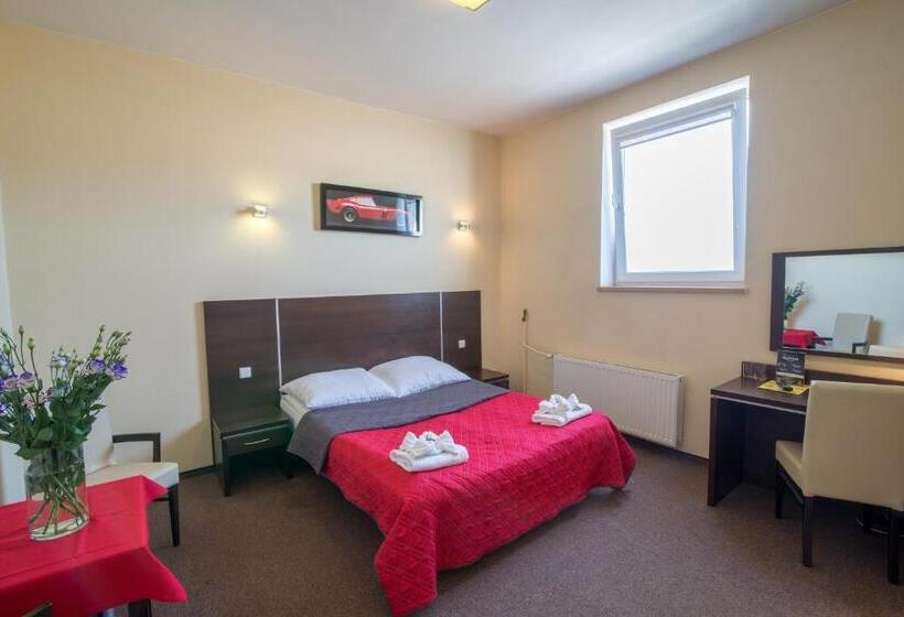 شقة غرفة واحدة, 104