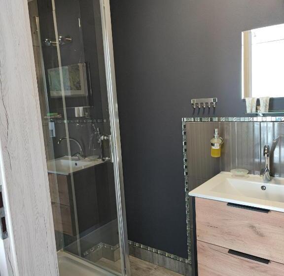 اتاق کلاسیک سه تخته, 4 Foxes