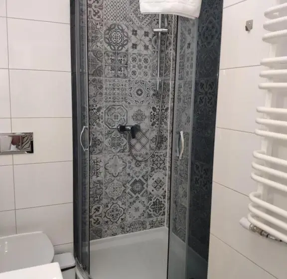 Classic Kolmen Hengen Huone, Apartamenty Monterska