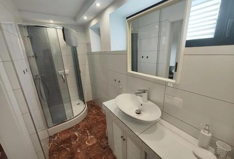 Basic Kolmen Hengen Huone, Apartamenty Monterska
