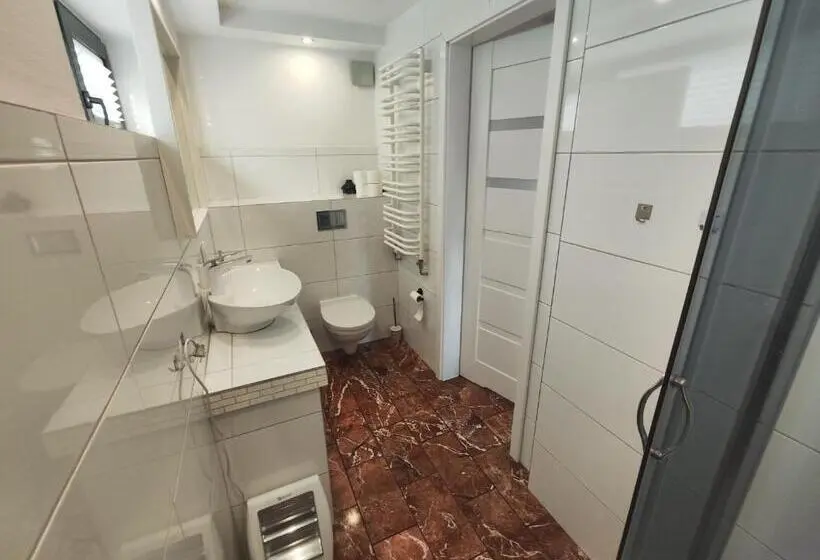 Basic Kolmen Hengen Huone, Apartamenty Monterska