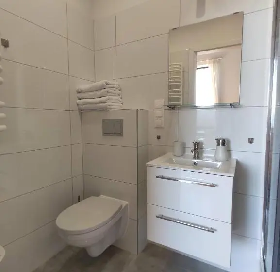 Perhehuone Vuoristonäkymä, Apartamenty Monterska