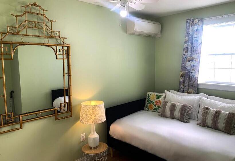 이코노미 룸, Lotus Provincetown