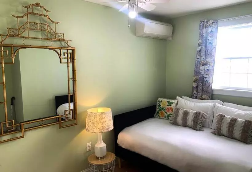 اتاق اکونومی, Lotus Provincetown