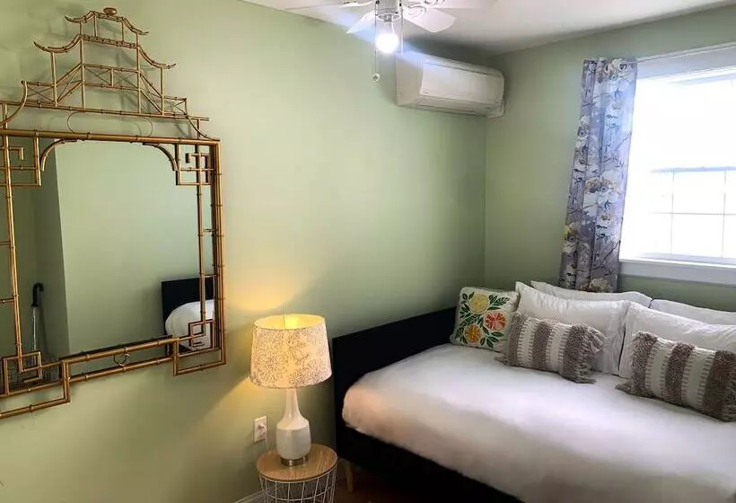اتاق اکونومی, Lotus Provincetown