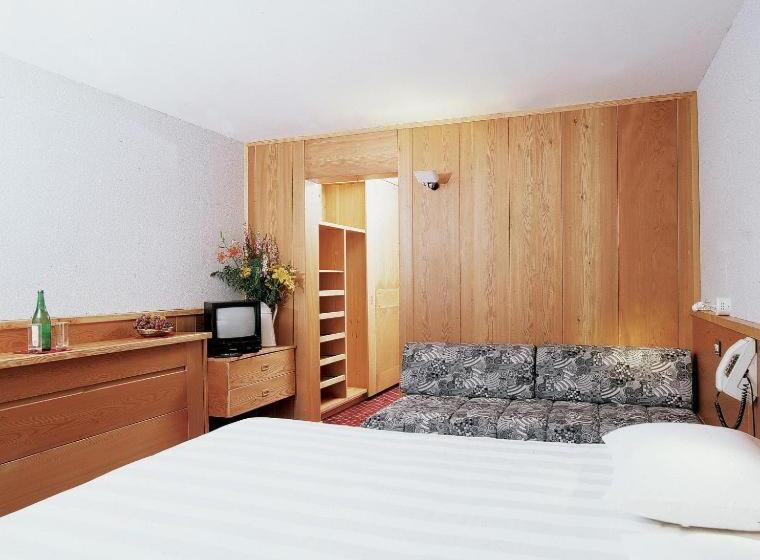 غرفة أساسية ثلاثية, La Trinitè Monboso