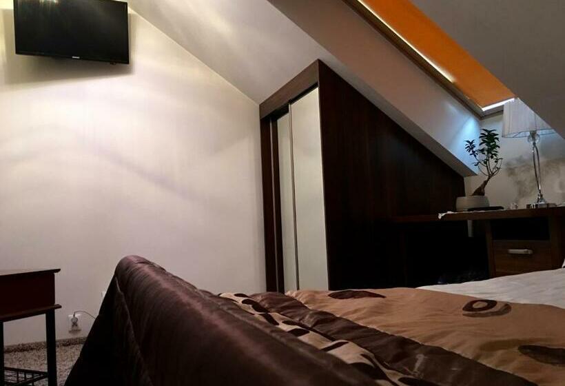 חדר סטנדרט, Dworek W Dawnej Szkole