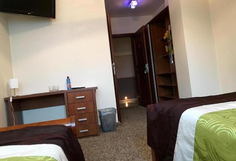 חדר סטנדרט לשלושה, Dworek W Dawnej Szkole