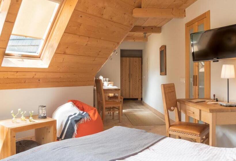 اتاق لوکس با بالکن, Willa Mirwa