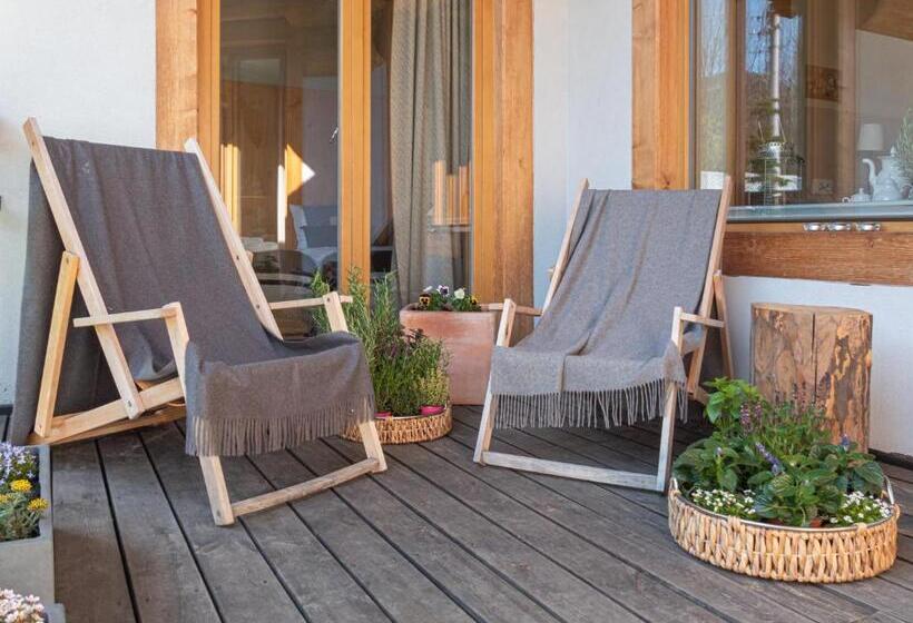 استودیو خانوادگی, Willa Mirwa