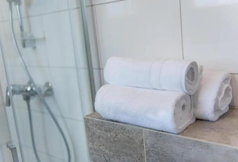Standard Kolmen Hengen Huone, Pod Jesiotrem