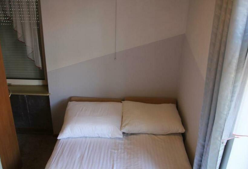 اتاق اکونومی, Pensjonacik Elmi