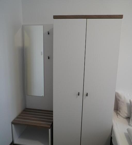 バス共有のスタンダードルーム, Stary Koszalin Hostel & Hotel Services