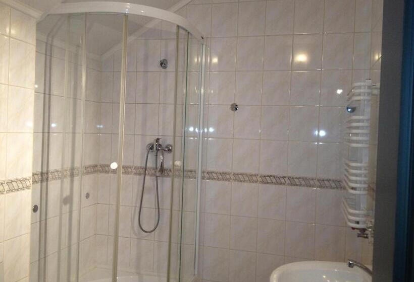 Четырехместный Номер Стандарт, Laura