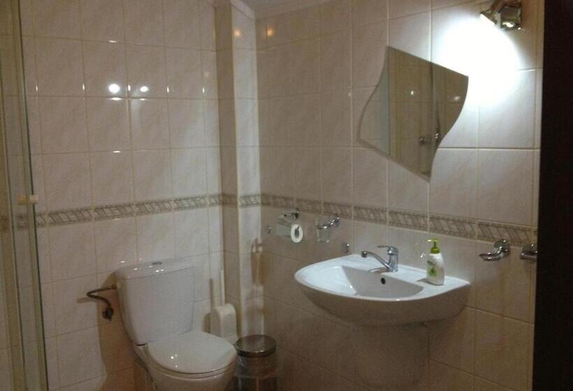 Четырехместный Номер Стандарт, Laura