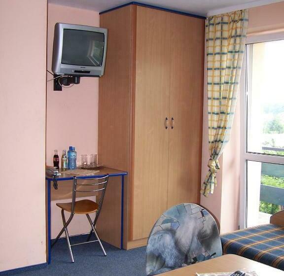 חדר לארבעה סטנדרטי עם מרפסת, Hostel Suchy Bór