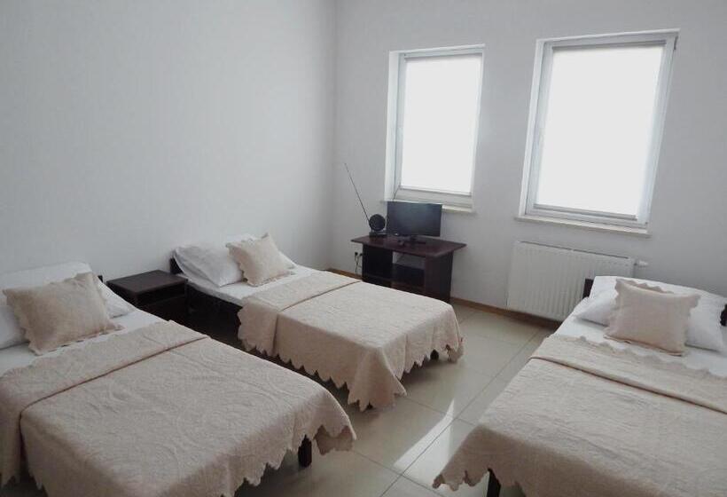 Номер Стандарт Трехместный, Hostel Wólka Kosowska Z Prywatnymi łazienkami