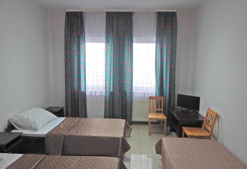 Номер Стандарт Трехместный, Hostel Wólka Kosowska Z Prywatnymi łazienkami
