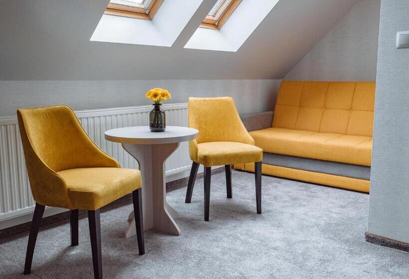 غرفة قياسية رباعية, Chrobrego9