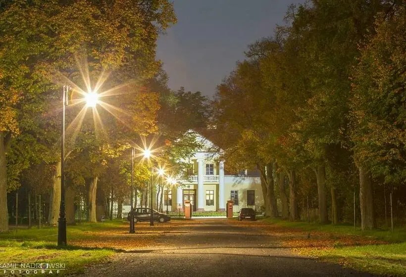 Deluxe Yhden Hengen Huone, Dwór Słupia